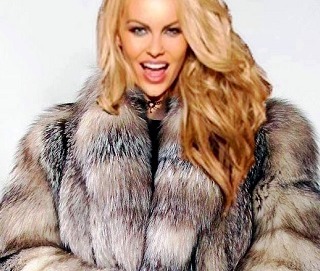 http://lifor.ru/wp-content/uploads/2017/10/fox-fur-coat.jpg